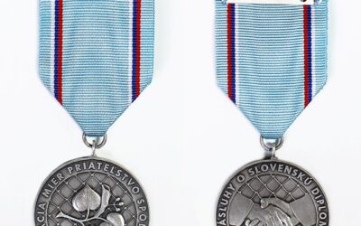 Obverse and reverse of the men's version of the medal
